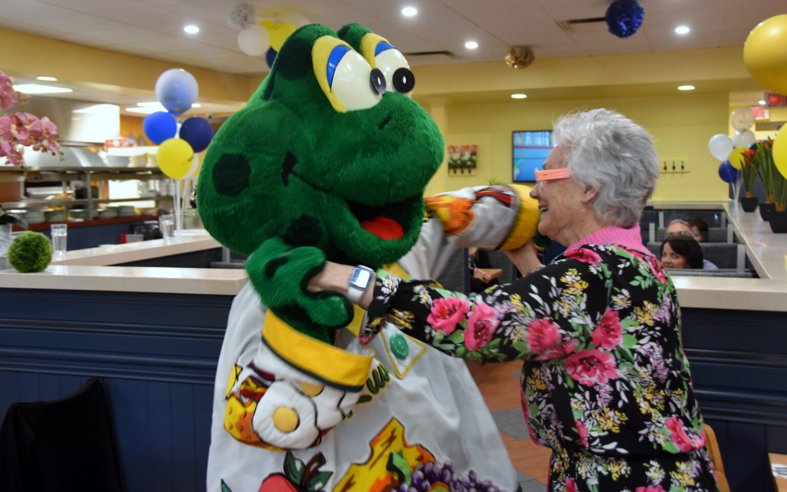 Déjeuner festif avec Mme Cora pour célébrer les 25 ans du Cora ...