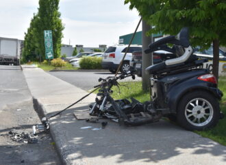 Drame évité de justesse : un véhicule de mobilité motorisé écrasé par un poids lourd à Drummondville