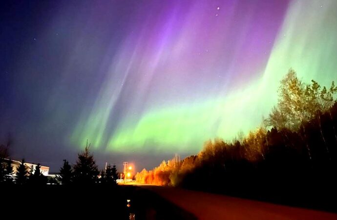 Les aurores boréales illuminent le ciel de Drummondville : un spectacle naturel grandiose dans le ciel centricois