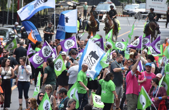 Réseau de la santé : Des centaines de manifestants de la CSN envahissent Drummondville pour dénoncer la privatisation