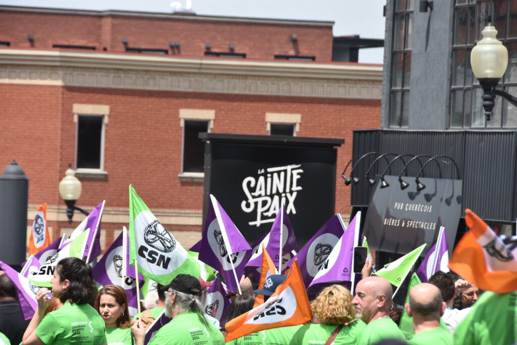 La CSN manifeste au centre-ville de Drummondville @ Crédit photo Eric Beaupré Vingt55 (2)