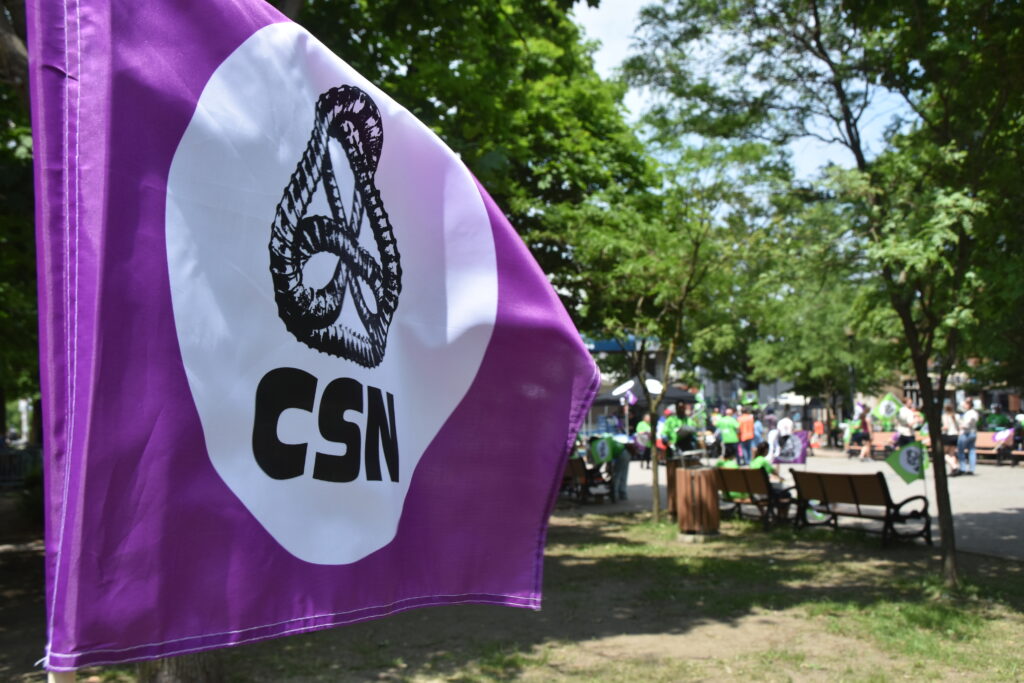 La CSN manifeste au centre-ville de Drummondville @ Crédit photo Eric Beaupré Vingt55 (37)