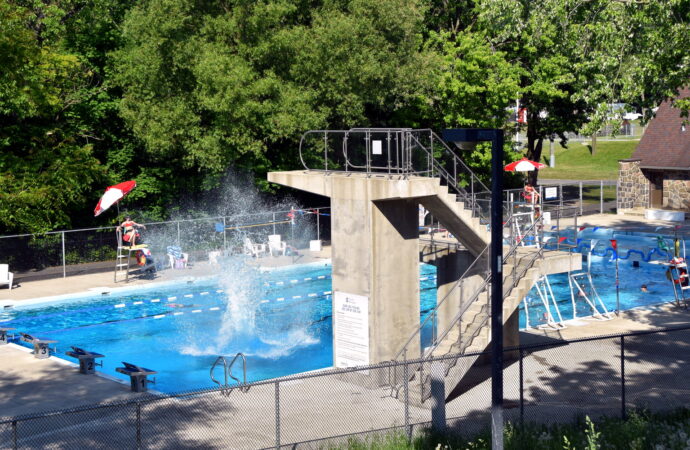Chaleur et rafraîchissement : la piscine du Parc Woodyatt et les jeux d’eau sont ouverts alors que le Drummond en Bière se prépare au centre-ville de Drummondville