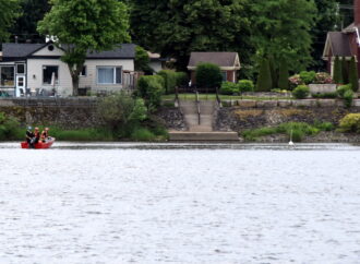 Changement météorologique rapide : deux plaisanciers en planche à pagaie en difficulté sur la rivière Saint-François