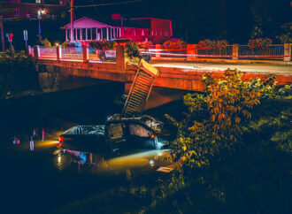 Accident spectaculaire à Acton Vale : une camionnette et ses occupants plongent dans la rivière