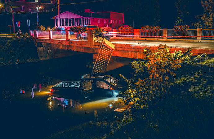 Accident spectaculaire à Acton Vale : une camionnette et ses occupants plongent dans la rivière