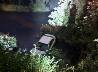 Alcool au volant : un véhicule avec trois occupants termine sa course dans la rivière Saint-François