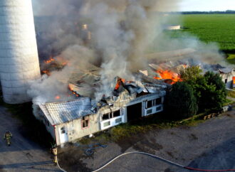Un incendie majeur détruit une ferme laitière à Saint-Cyrille