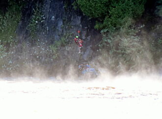 Sauvetage spectaculaire en hélicoptère pour trois kayakistes coincés au pied d’une falaise dans la rivière Saint-François