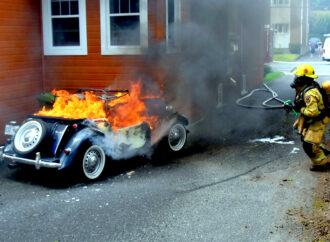 Une flamboyante voiture d’époque s’est enflammée à Drummondville