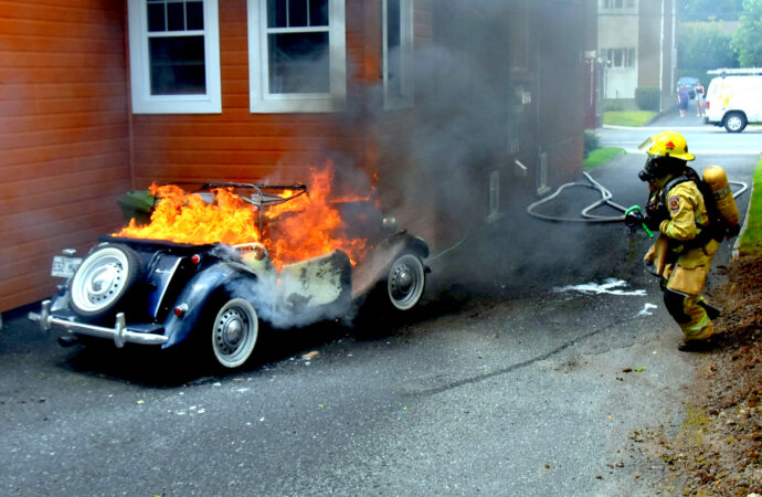 Une flamboyante voiture d’époque s’est enflammée à Drummondville