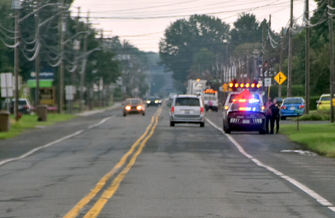 Incident sur la route 122 : un automobiliste mécontent heurte un signaleur