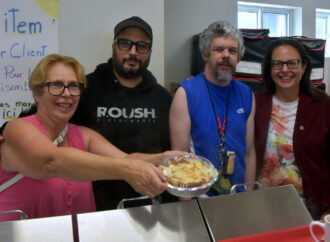 Festival de la Poutine : Générosité et tradition, Laurent Proulx offre 120 poutines à la Tablée populaire