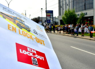 Transport scolaire : Les chauffeurs des Autobus des Cantons en lock-out manifestent à Drummondville