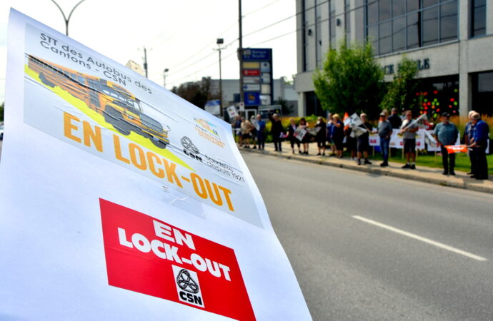 Transport scolaire : Les chauffeurs des Autobus des Cantons en lock-out manifestent à Drummondville