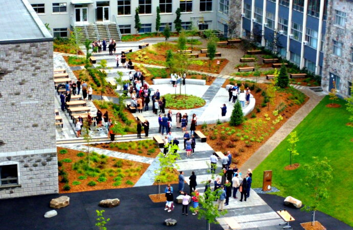 Le Collège Saint-Bernard inaugure le Square Famille Carrier, un lieu dédié à l’épanouissement des élèves