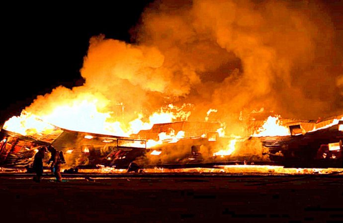 Incendie majeur : un incendie a complètement détruit des poulaillers et des bâtiments agricoles