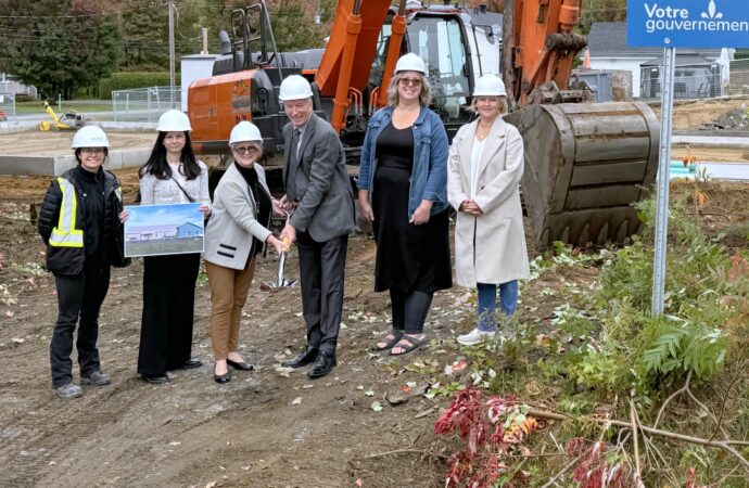 Le ministre André Lamontagne appuie l’expansion du CPE Mini-Campus à Wickham