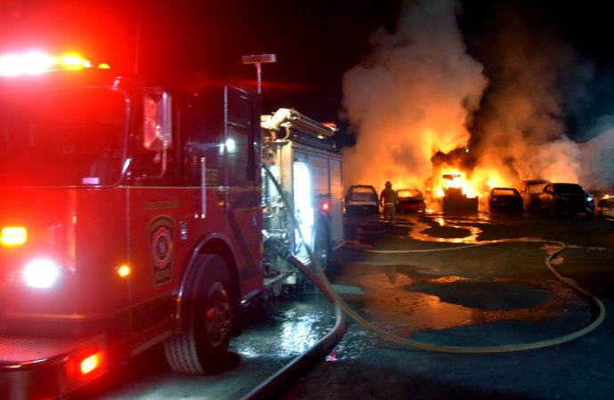 Incendie criminel : une dizaine de véhicules incendiés chez un remorqueur à Drummondville