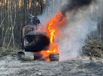 Incendie en zone isolée : les pompiers interviennent pour un feu de machinerie éloigné des accès routiers