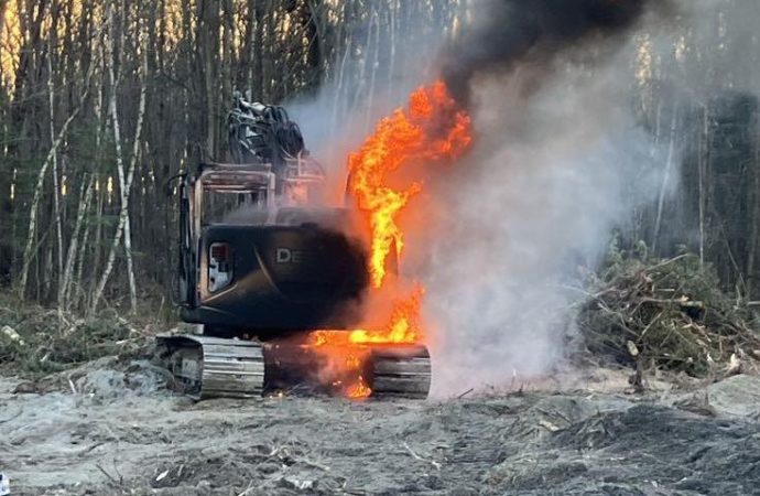 Incendie en zone isolée : les pompiers interviennent pour un feu de machinerie éloigné des accès routiers