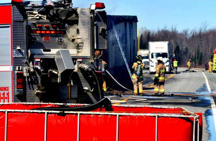 Accident majeur : un véhicule prend feu après un violent face-à-face sur l’autoroute 55