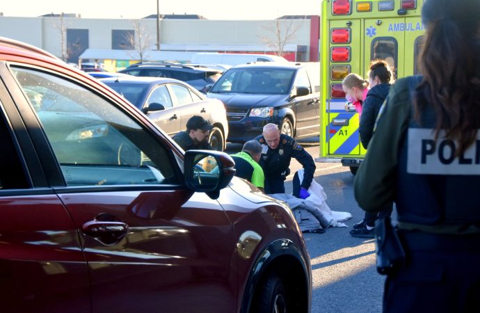 Une piétonne happée par un véhicule dans le stationnement d’un centre commercial à Drummondville