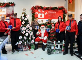 Campagne de jouets 2024 : L’atelier du Père Noël ouvre ses portes aux Promenades Drummondville avec les pompiers du service incendie de Drummondville.