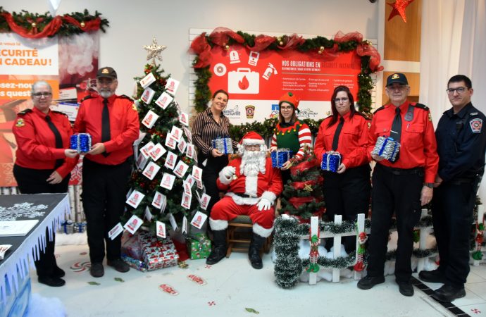 Campagne de jouets 2024 : L’atelier du Père Noël ouvre ses portes aux Promenades Drummondville avec les pompiers du service incendie de Drummondville.