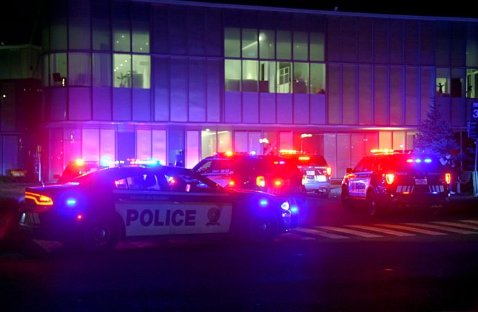 Déploiement policier à la bibliothèque de Drummondville et arrestations après le signalement d’un individu possiblement armé