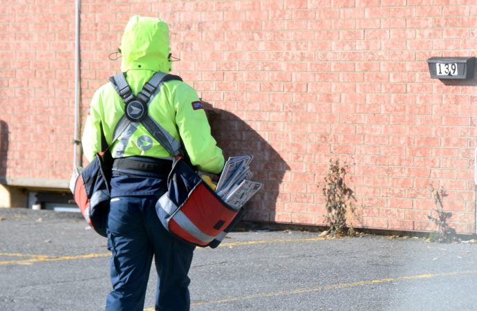 Livraisons de colis et de lettres : des efforts intensifiés pour livrer avant Noël, confirme Postes Canada