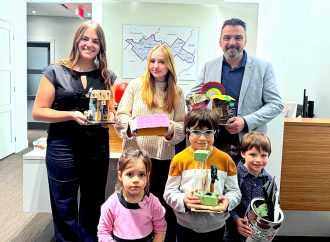 Des jeunes remettent des œuvres d’art à Sébastien Schneeberger en soutien au projet du nouvel hôpital régional à Drummondville