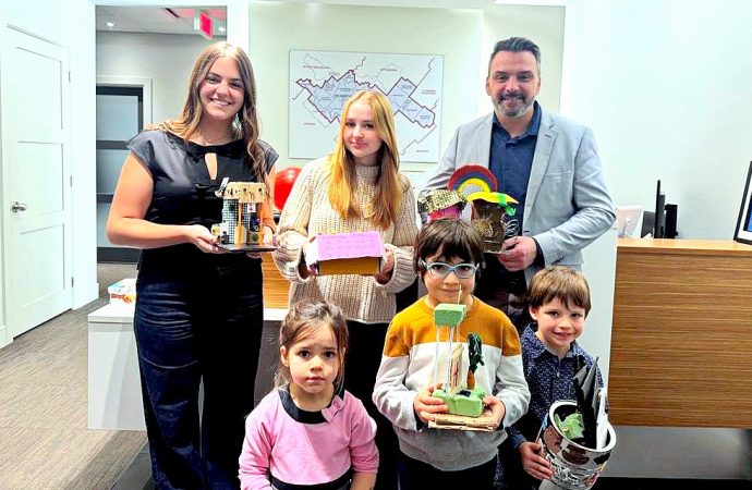 Des jeunes remettent des œuvres d’art à Sébastien Schneeberger en soutien au projet du nouvel hôpital régional à Drummondville