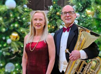 La pianiste et concertiste Anne-Marie Dubois, accompagnée de Pierre Beaudry, vous offrent un cadeau de Noël tout en musique.