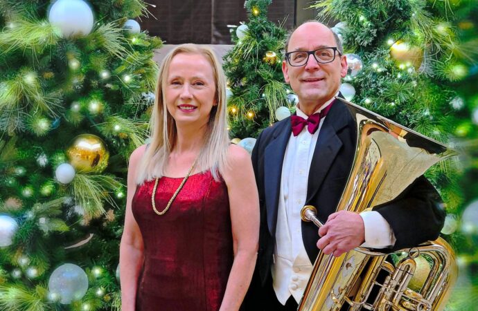 La pianiste et concertiste Anne-Marie Dubois, accompagnée de Pierre Beaudry, vous offrent un cadeau de Noël tout en musique.