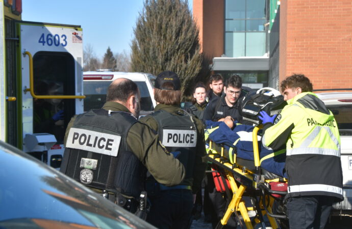 Agression armée dans une école à Drummondville : un adolescent blessé transporté à l’hôpital Sainte-Croix