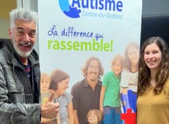 L’humoriste Réal Béland remet un don aussi généreux qu’inespéré à Autisme Centre-du-Québec