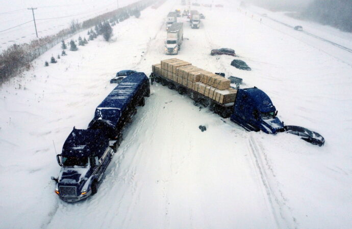 Important carambolage impliquant une vingtaine de véhicules sur l’autoroute 20 à Drummondville