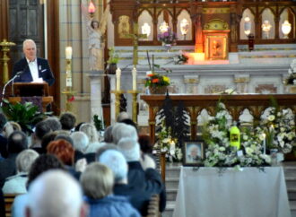 Les cloches de la basilique Saint-Frédéric ont résonné pour un dernier hommage à l’entrepreneur passionné Anthony Ward