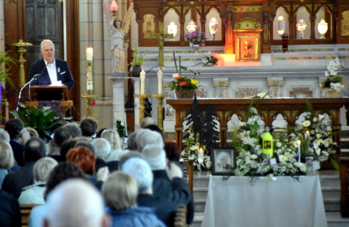 Les cloches de la basilique Saint-Frédéric ont résonné pour un dernier hommage à l’entrepreneur passionné Anthony Ward