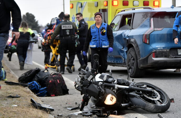 Une violente collision entre une voiture et une motocyclette fait deux blessés graves