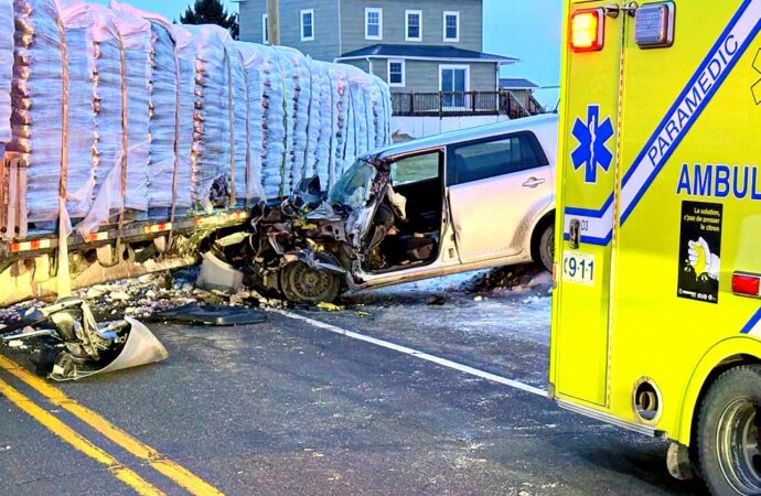 Une automobiliste blessée après une violente collision avec un poids lourd