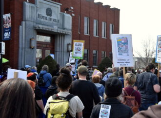 Crise du logement : des centaines de locataires manifestent à Drummondville pour un gel des loyers