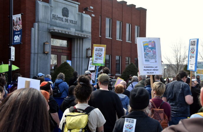 Crise du logement : des centaines de locataires manifestent à Drummondville pour un gel des loyers