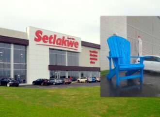La chaise géante de Setlakwe retrouvée ….à Tingwick !
