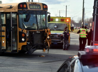 Deux accidents, dont une collision avec un autobus scolaire et une embardée, sur le boulevard Saint-Joseph