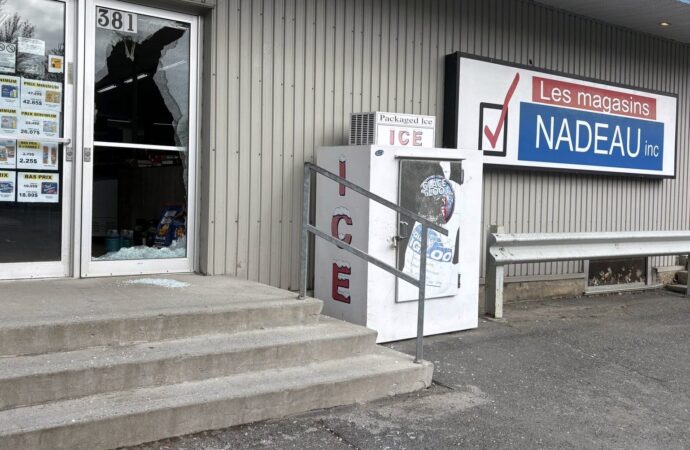 Introduction par effraction et vol au Magasin Nadeau : la Sûreté du Québec enquête