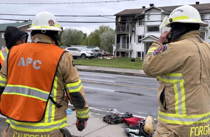 Wickham : un feu de véhicule cause d’importants dégâts à un immeuble, enquête en cours