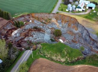 Une résidence et une route emportées par un glissement de terrain au Centre-du-Québec