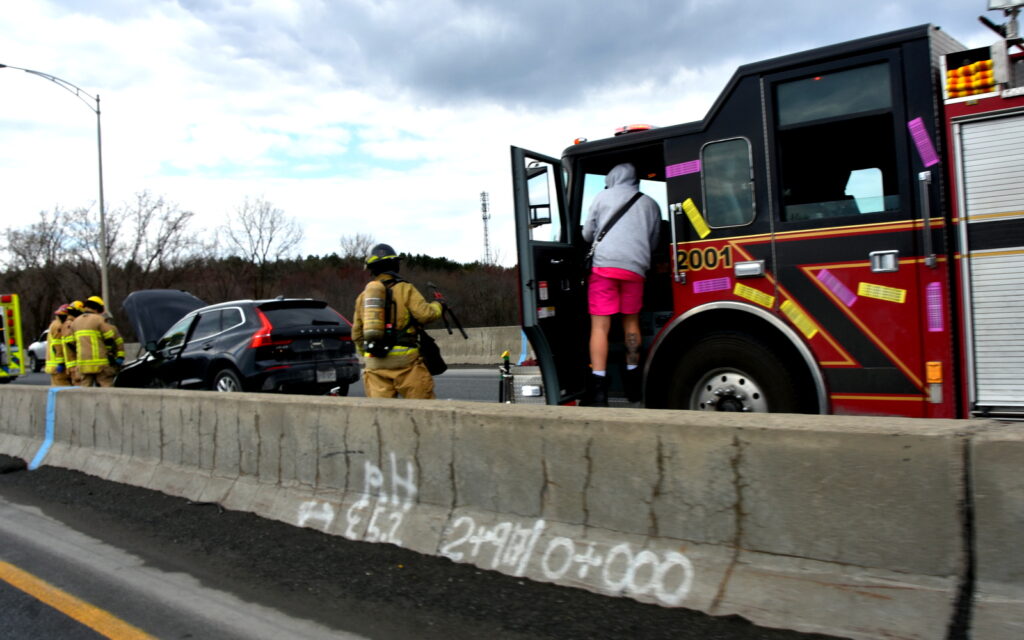 Accident sur l’autoroute 20 une conductrice échappe au pire à quelques centimètres près @ Crédit photo Éric Beaupré Vingt55. Tous droits réservés (2)